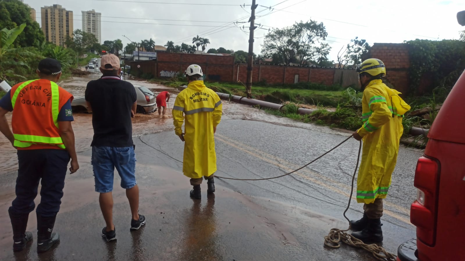 Carro alagado, em Goiânia