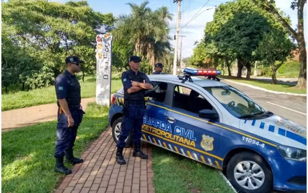 Agentes da guarda civil metropolitana