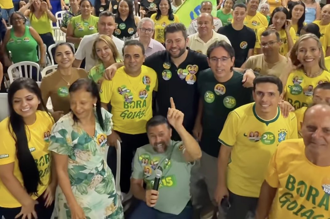 Apoiadores reunidos em ato de campanha, com camisetas de campanha eleitoral, em Goiás