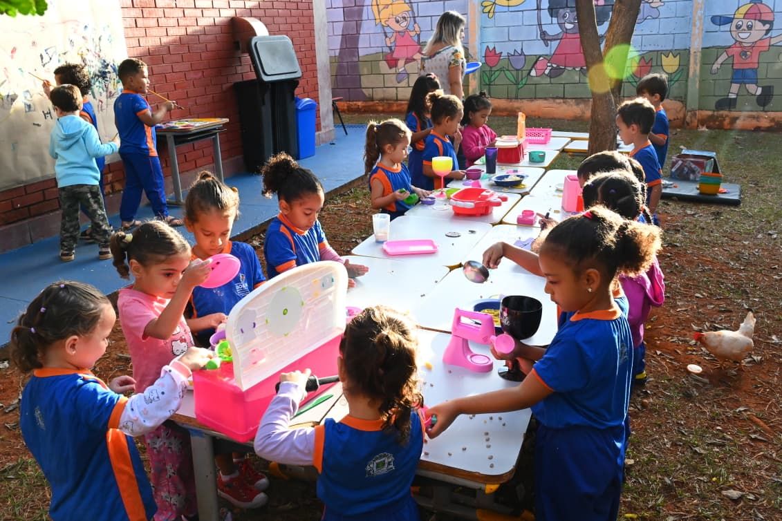 Crianças em atividade ao ar livre em unidade da rede municipal de Educação de Goiânia, tema da reestruturação da carreira dos administrativos da Educação