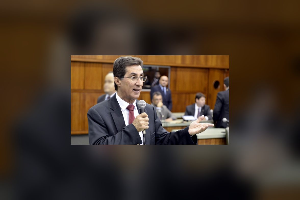 Chiquinho Oliveira discursa ao microfone na tribuna do plenário da Assembleia Legislativa de Goiás