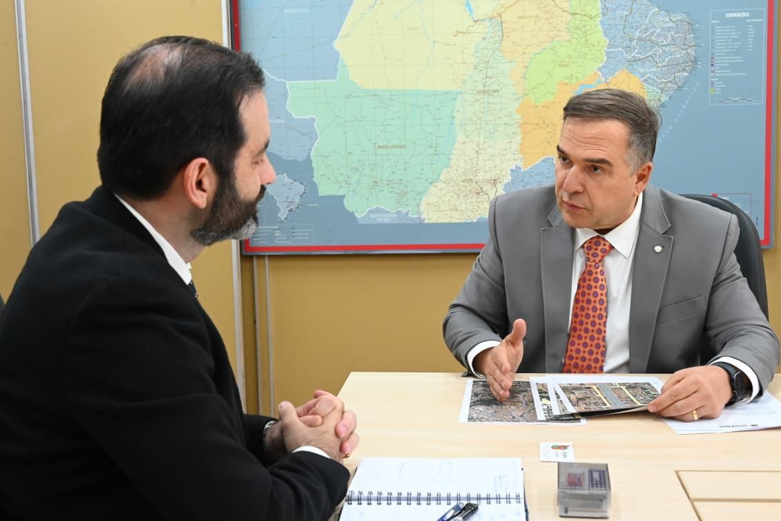 Prefeito Sandro Mabel durante reunião no Departamento Nacional de Infraestrutura de Transportes