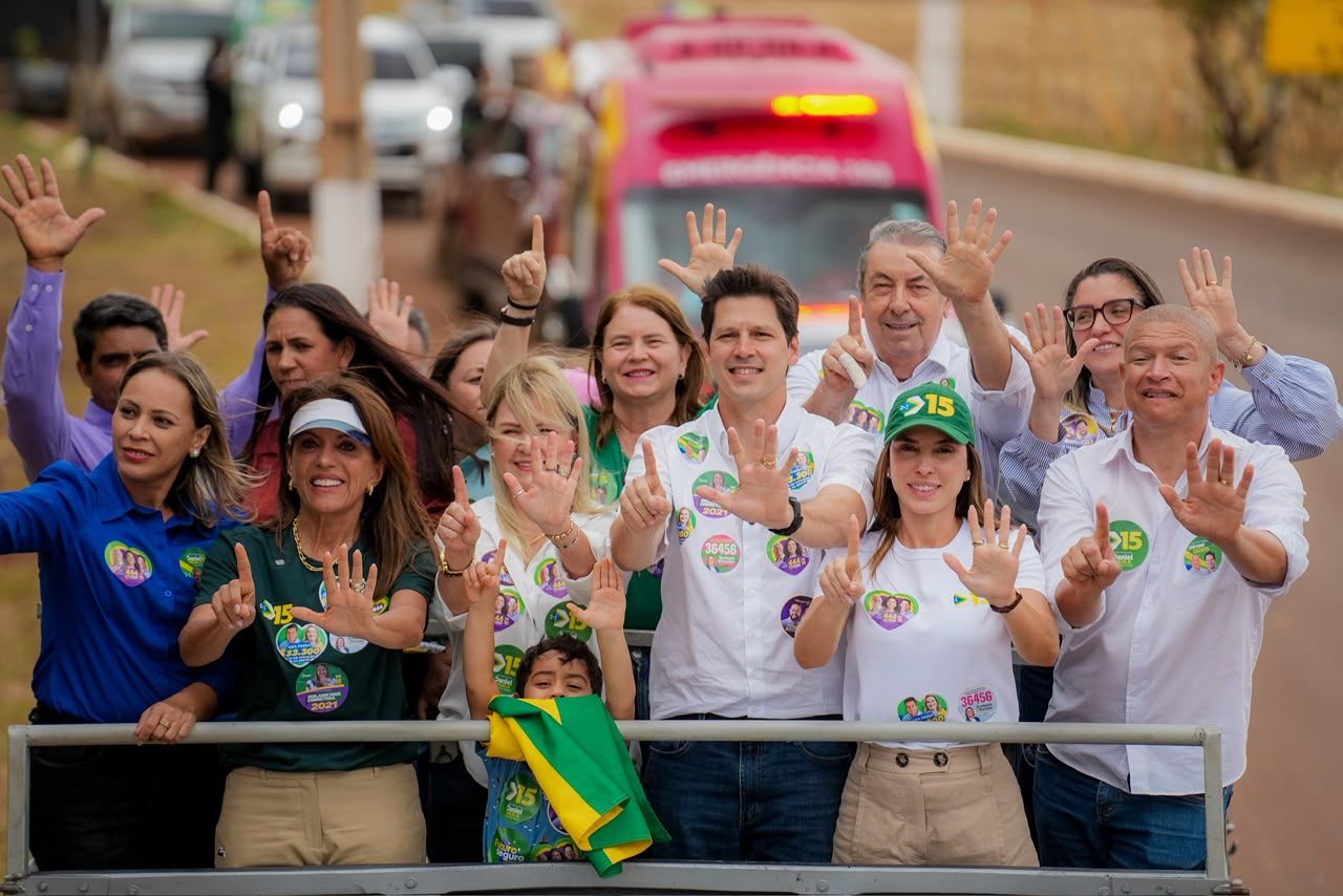 Daniel Vilela acena ao lado de apoiadores durante carreata de campanha em Goiás