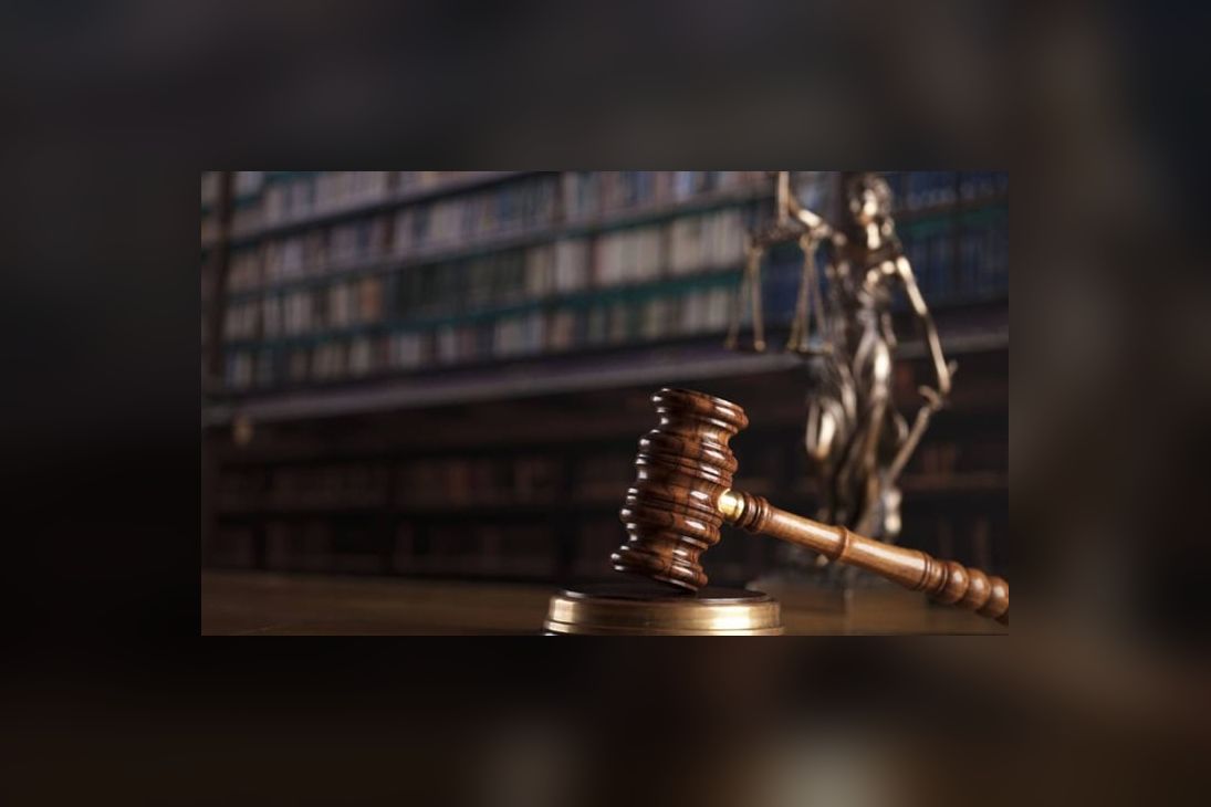 Martelo de juiz e estátua da Justiça, em ilustração de decisão judicial
