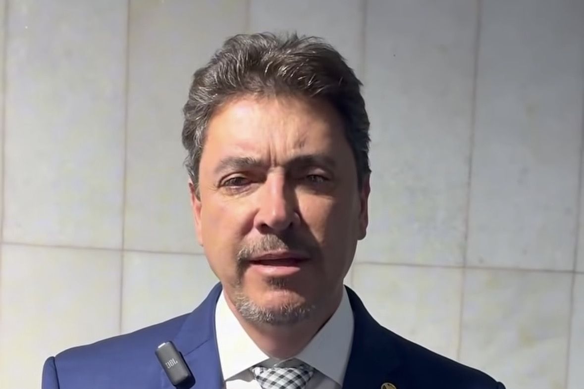 Senador Wilder Morais grava vídeo de terno azul, tema da matéria sobre a filantropia de Wilder Morais