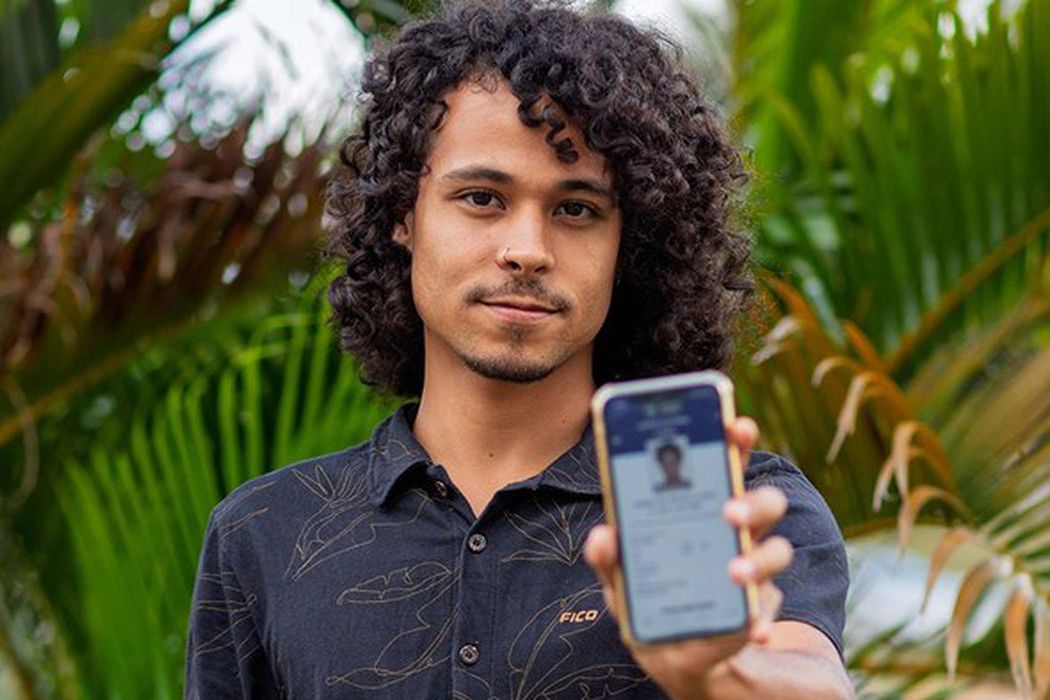Eleitor exibe o aplicativo e-Título na tela do celular
