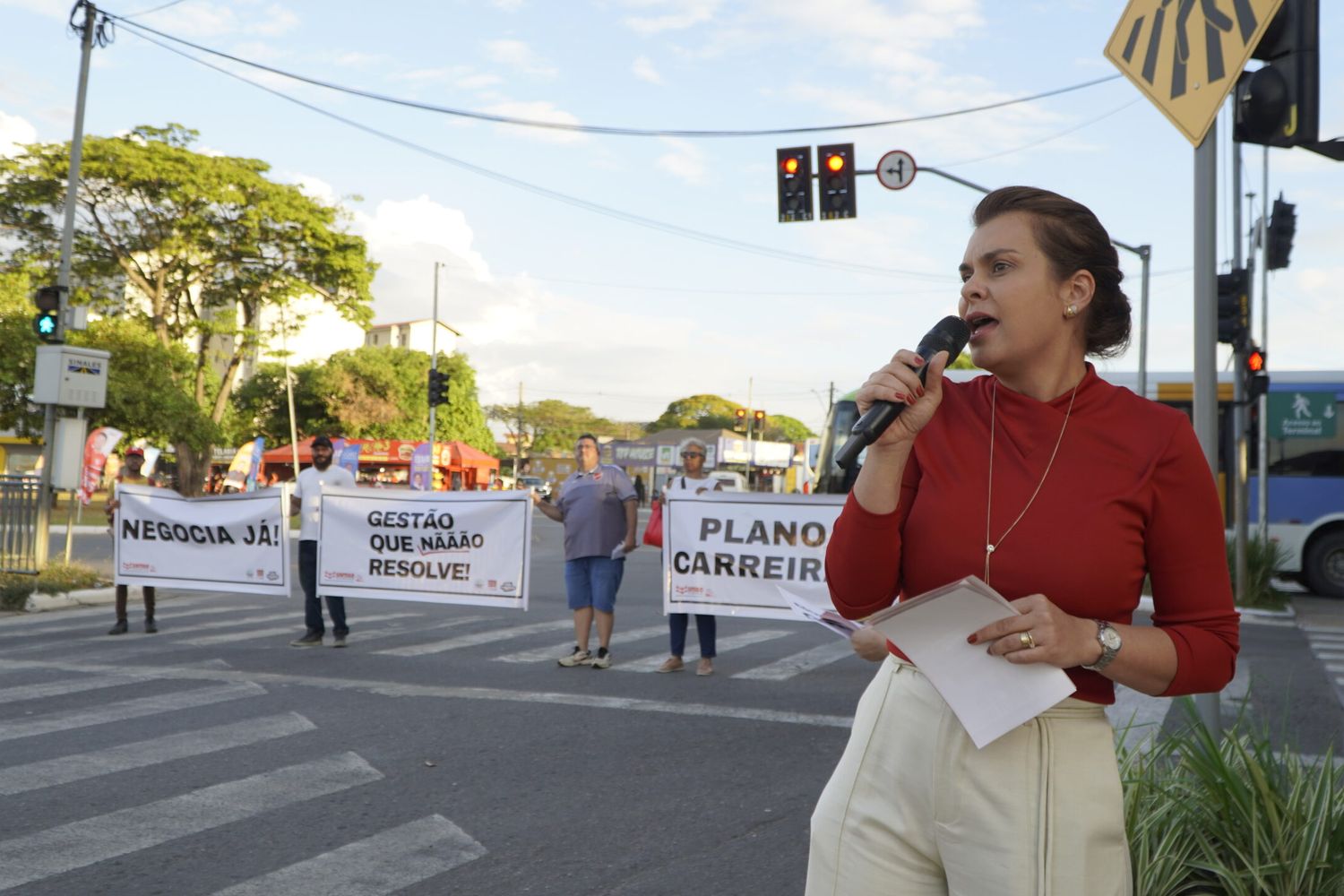 Manifestantes do Sintego erguem faixas por plano de carreira em cruzamento de Goiânia