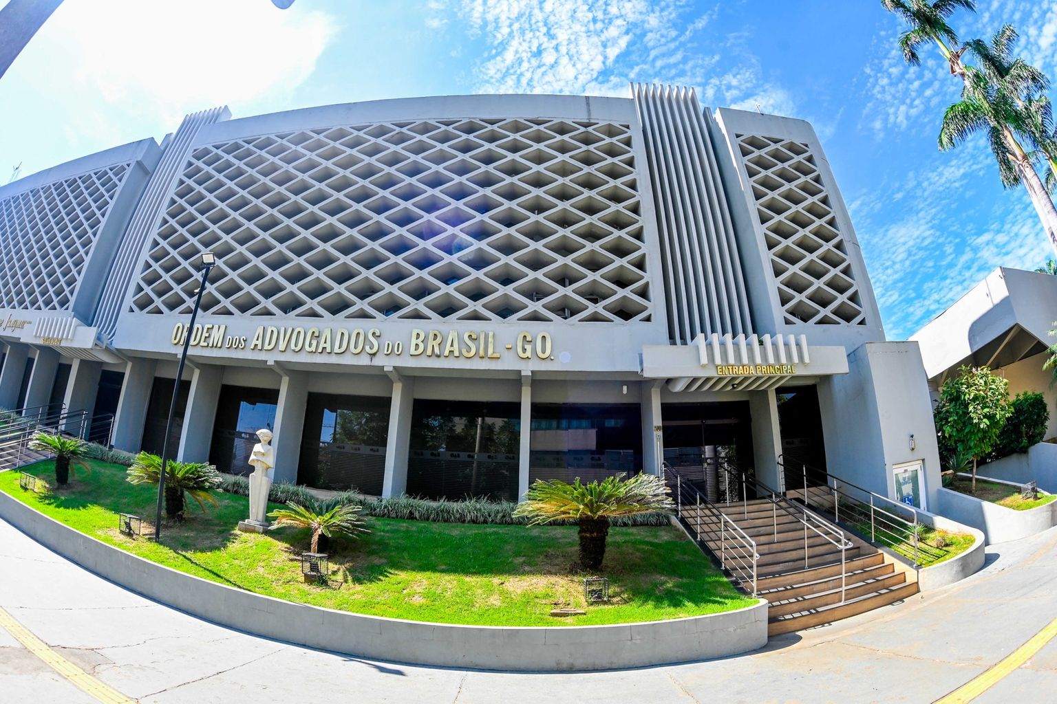 Fachada da sede da Ordem dos Advogados do Brasil, Seção Goiás, em Goiânia, com o letreiro na entrada principal