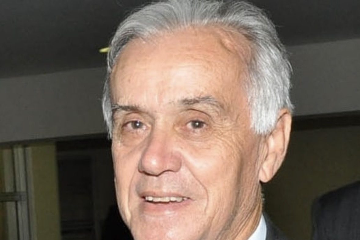 Retrato do jornalista Ari Diógenes da Rocha, de terno e gravata