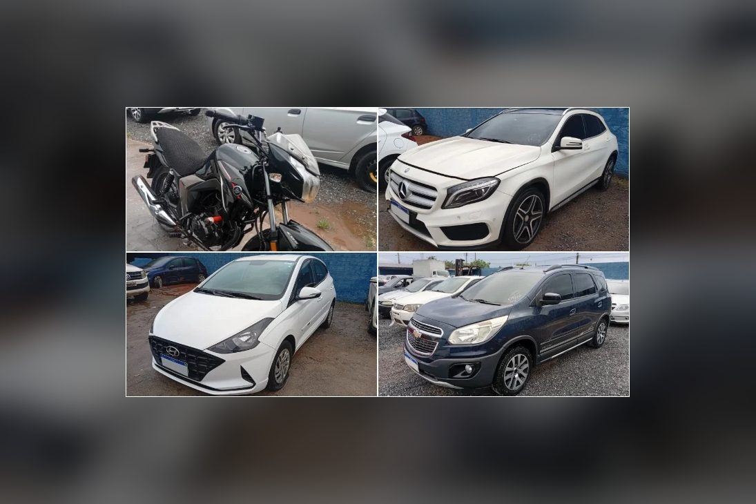 Carros e motocicleta em pátio, entre os lotes do leilão de veículos do TJGO