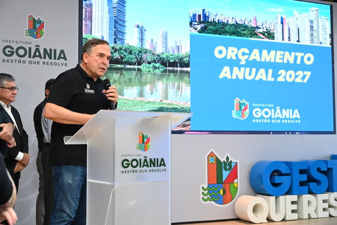 Prefeito Sandro Mabel fala ao microfone durante a apresentação da proposta da LOA 2027 de Goiânia, no Paço Municipal