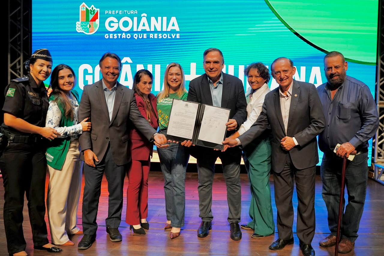 Assinatura de ato durante evento (crédito: Prefeitura de Goiânia)