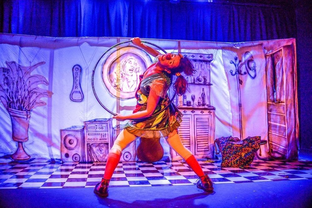 Peca de divulgacao do espetaculo Malagueta na Labuta, com Fernanda Pimenta, no Teatro Escola Basileu Franca.