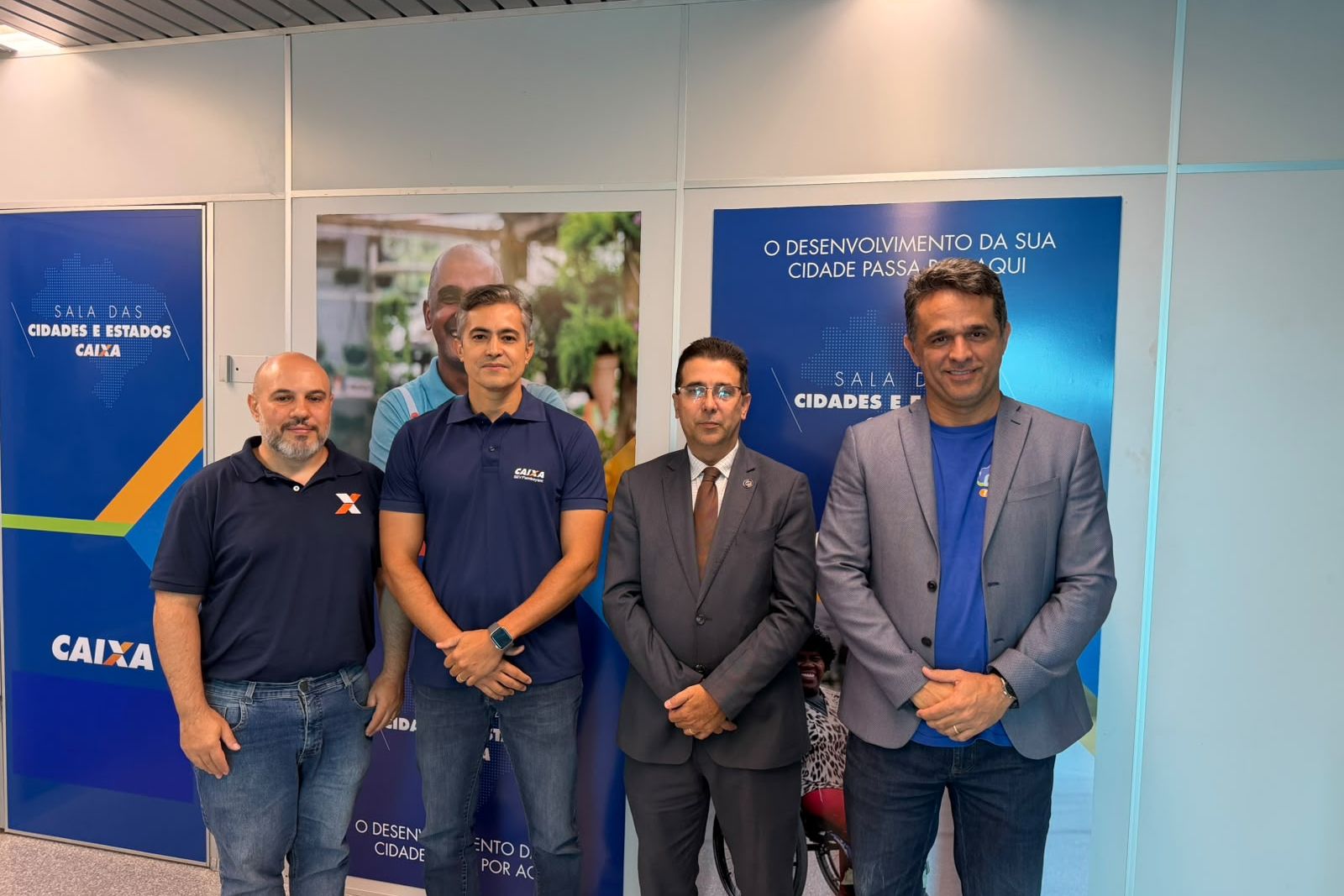 Integrantes das comissões da OAB-GO e representantes da Caixa Econômica Federal reunidos para tratar do pagamento de RPVs em Goiás