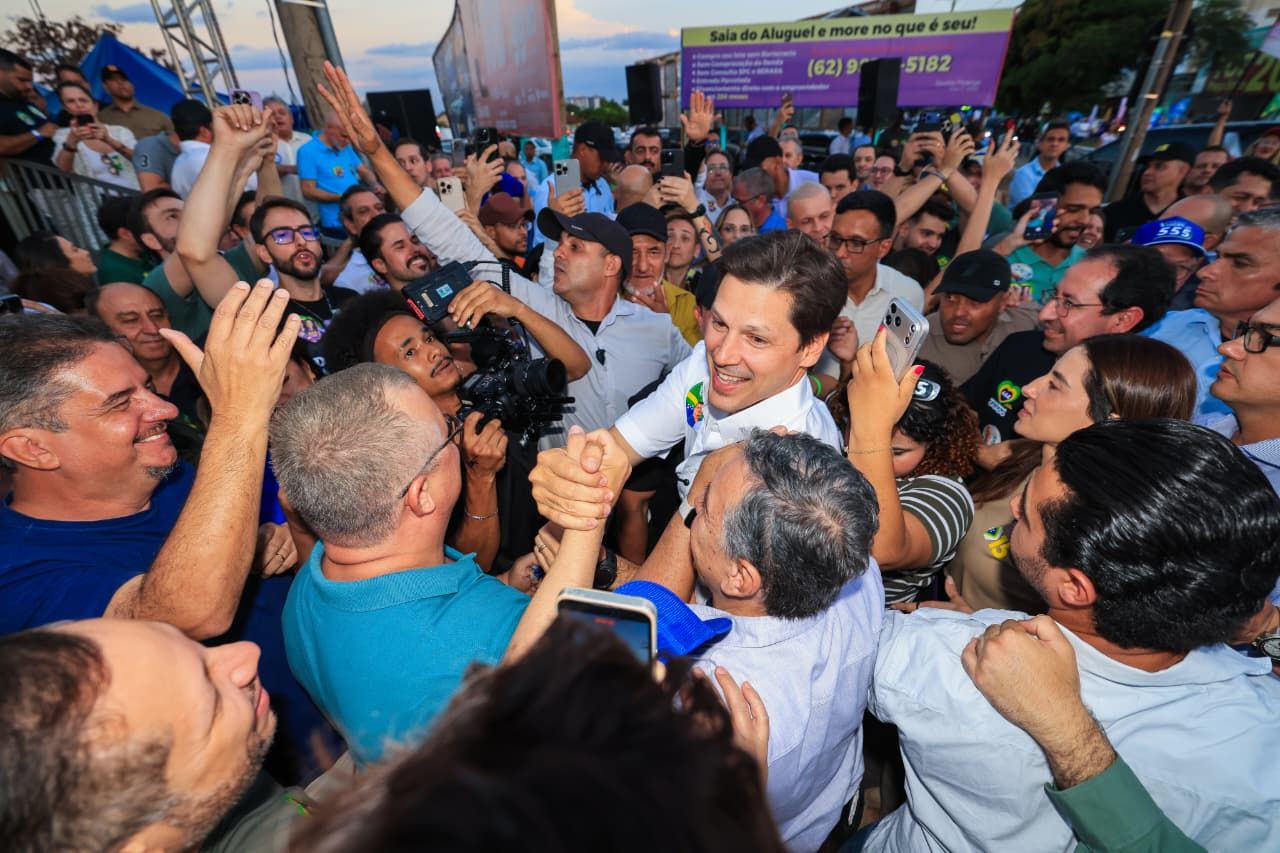 Daniel Vilela cumprimenta apoiadores durante ato de campanha em Goiás