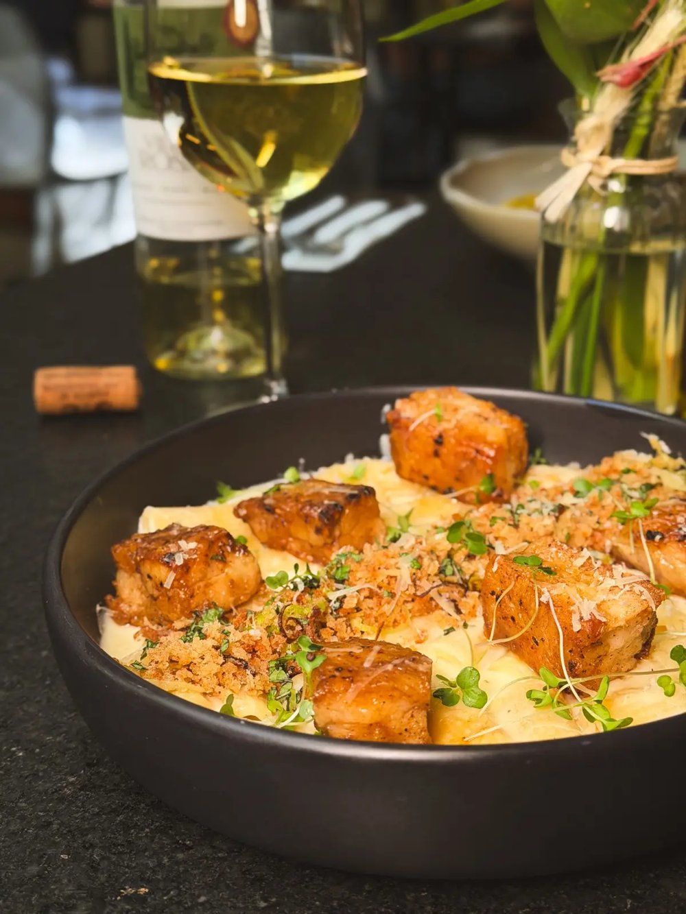 Massa gratinada com barriga de porco caramelizada, prato do Casa Cortella na Restaurant Week Goiânia