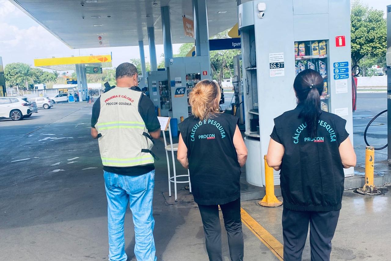 Equipe do Procon Goiânia de colete institucional anota preços em posto de combustíveis da capital