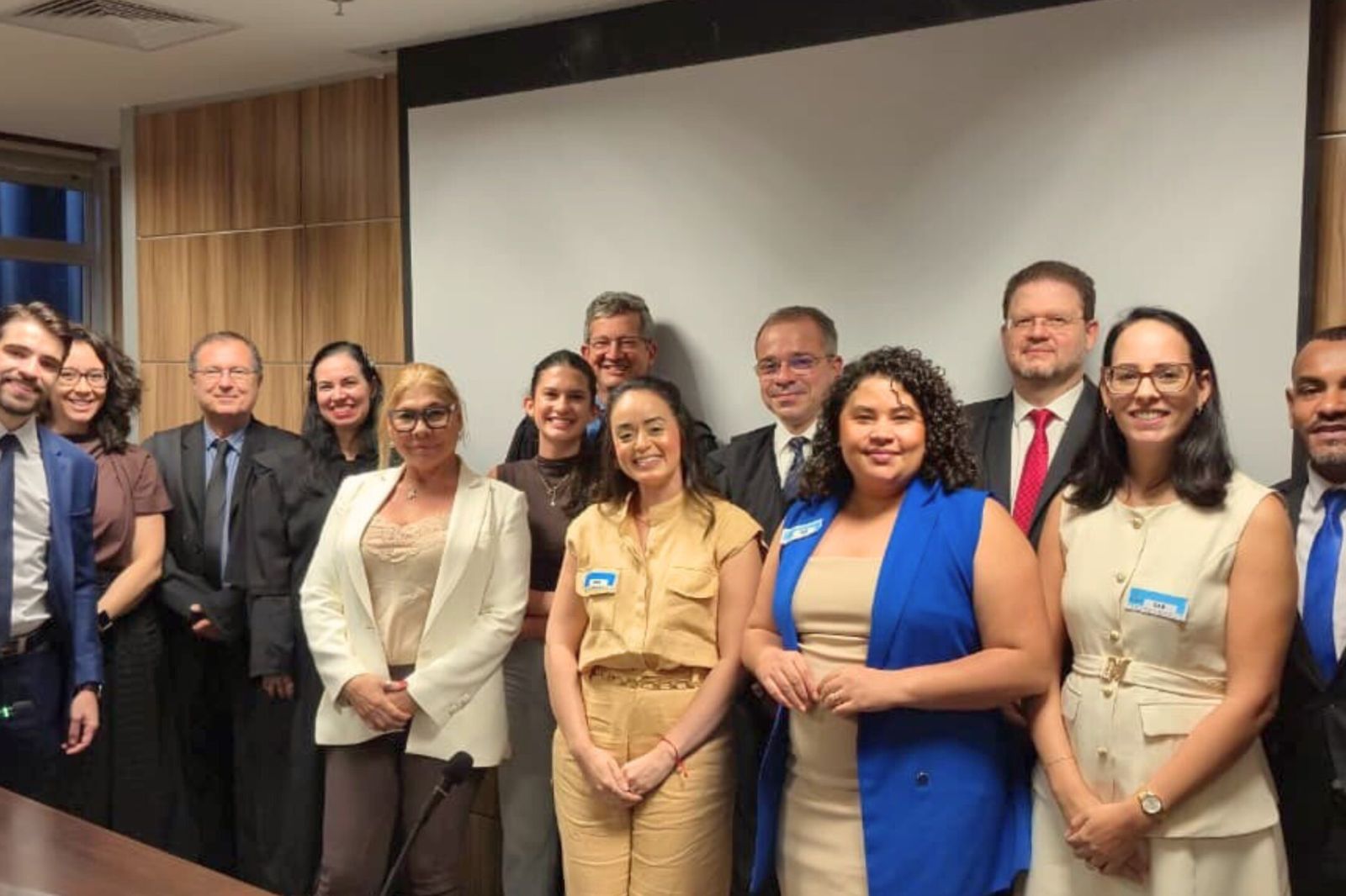 Grupo de participantes posa para foto em auditório durante atividade do Projeto Mentoria da OAB-GO