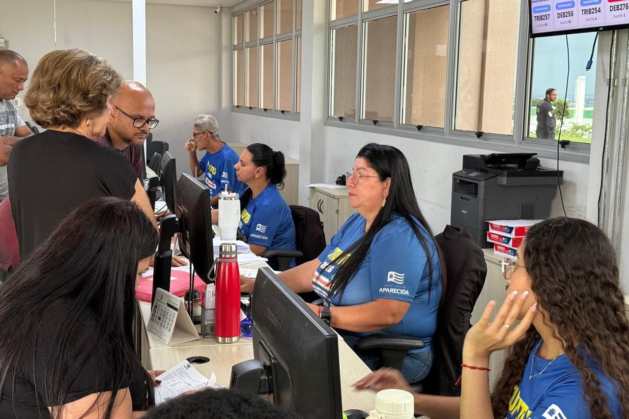 Servidores atendem contribuintes em unidade de atendimento da Prefeitura de Aparecida de Goiânia