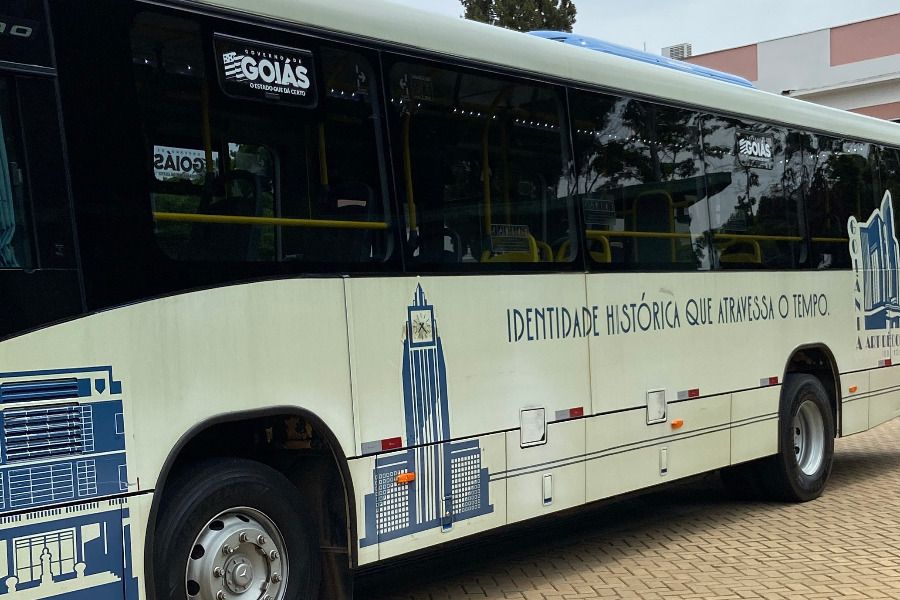 Lateral de ônibus com grafismo art déco e a frase Identidade histórica que atravessa o tempo