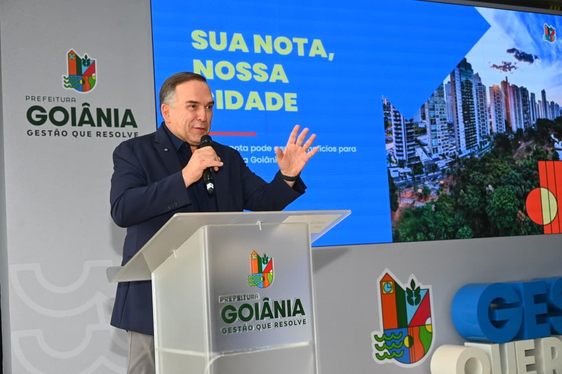 Prefeito Sandro Mabel fala ao microfone na apresentação do programa Sua Nota, Nossa Cidade, no Paço Municipal de Goiânia