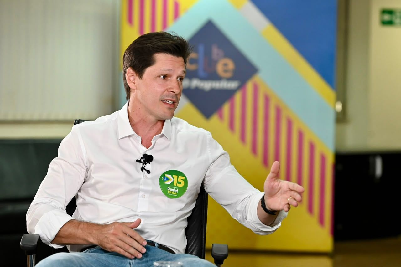 Daniel Vilela gesticula durante entrevista sobre tarifa do transporte no Entorno