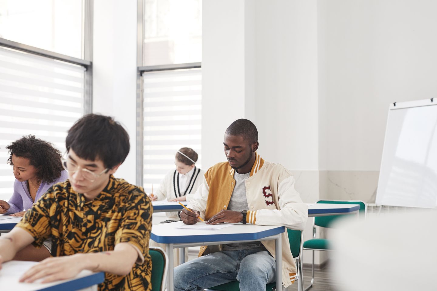 Candidatos fazem prova em sala de aula durante processo seletivo