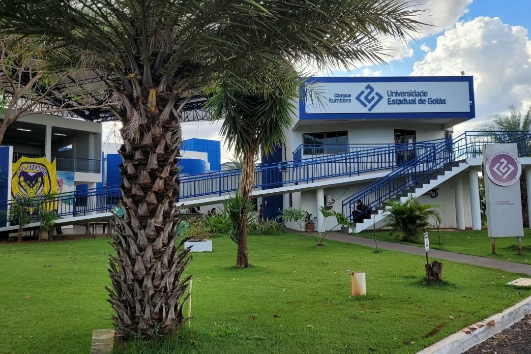 Fachada do câmpus Itumbiara da Universidade Estadual de Goiás, com jardim e placa de identificação
