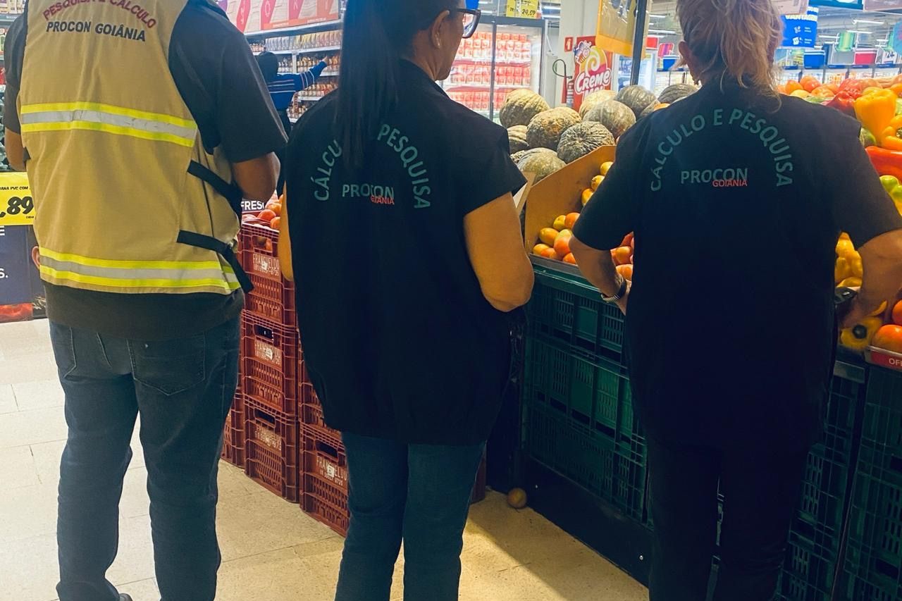 Itens da cesta básica expostos em prateleira de supermercado em Goiânia