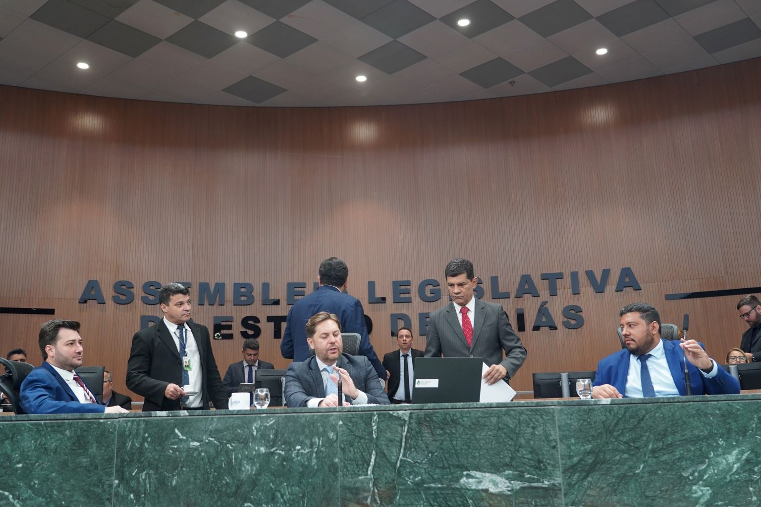 Deputados estaduais reunidos na Assembleia Legislativa de Goiás, em Goiânia