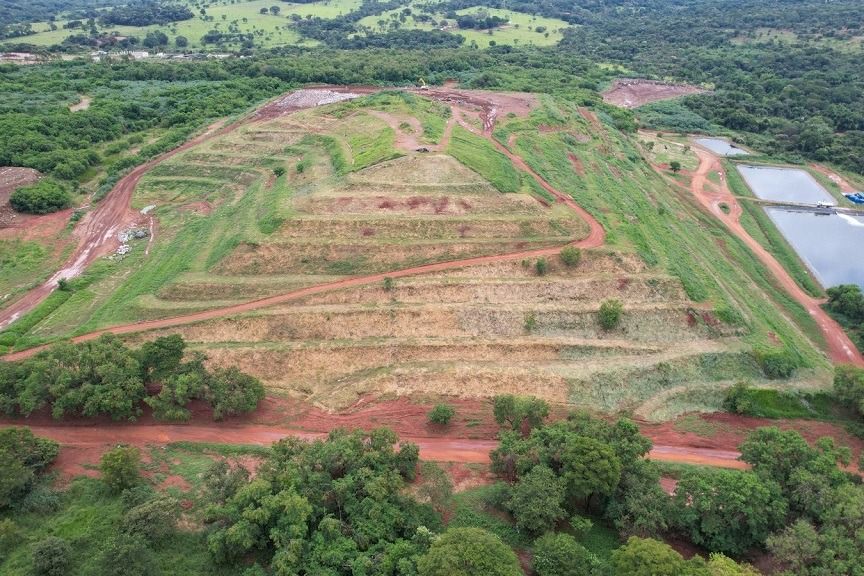 Vista aérea de área de aterro de resíduos sólidos cercada por vegetação de cerrado