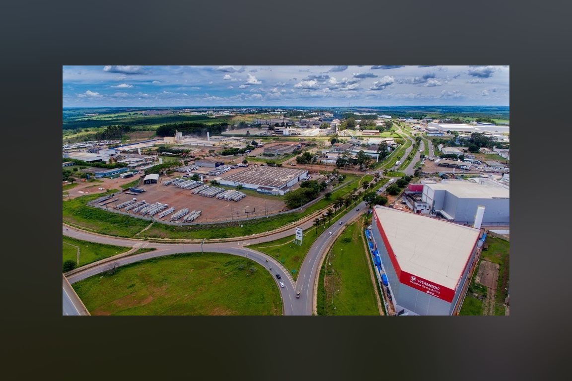 Vista aérea de galpões e vias do distrito industrial de Anápolis
