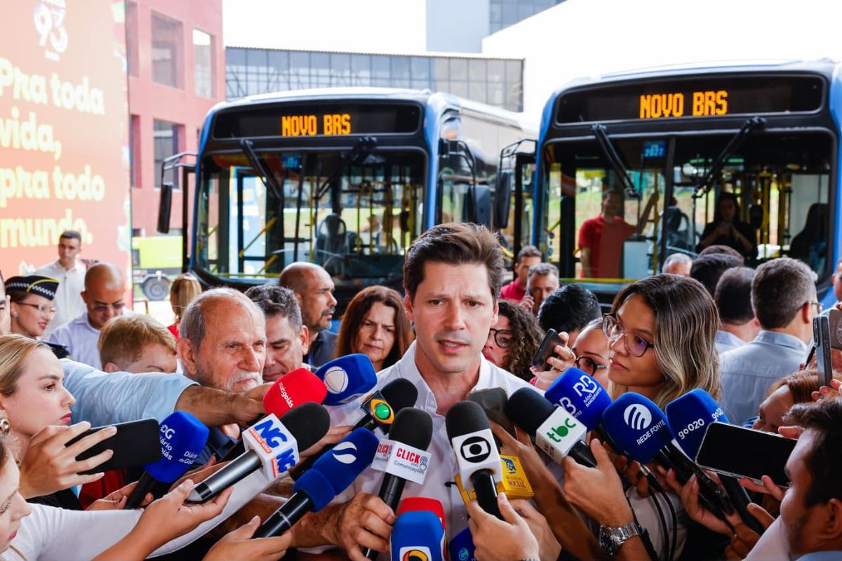 Ônibus do novo padrão BRS, com o letreiro Novo BRS, durante o lançamento do sistema em Goiânia