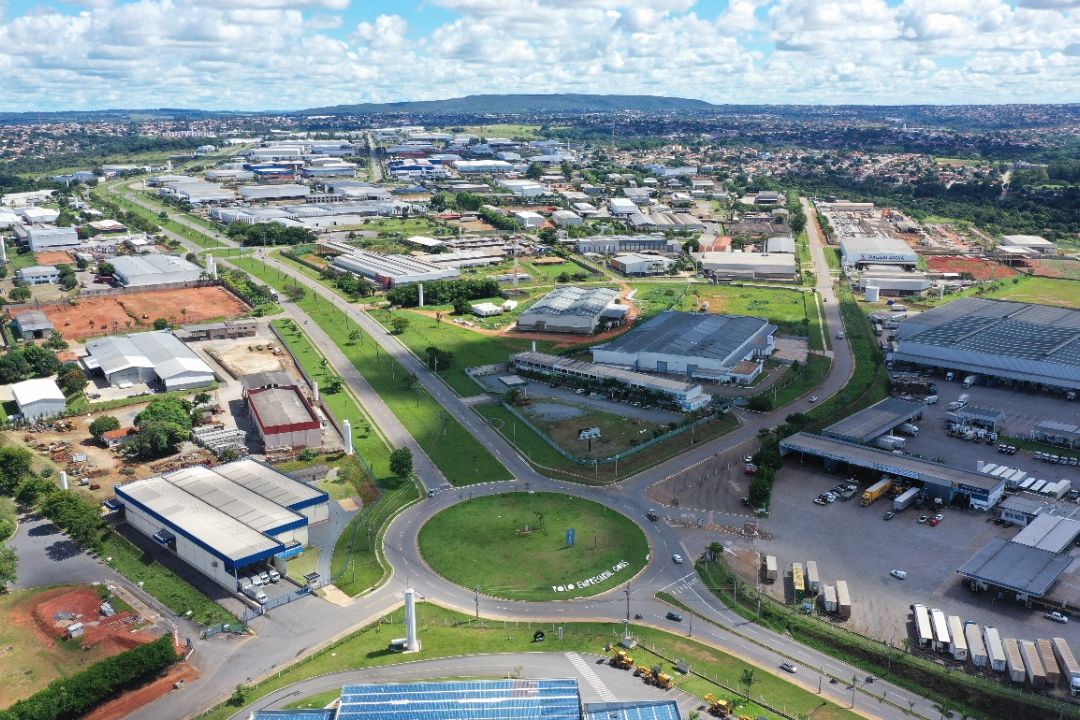 Vista aérea de galpões e empresas do polo empresarial de Aparecida de Goiânia