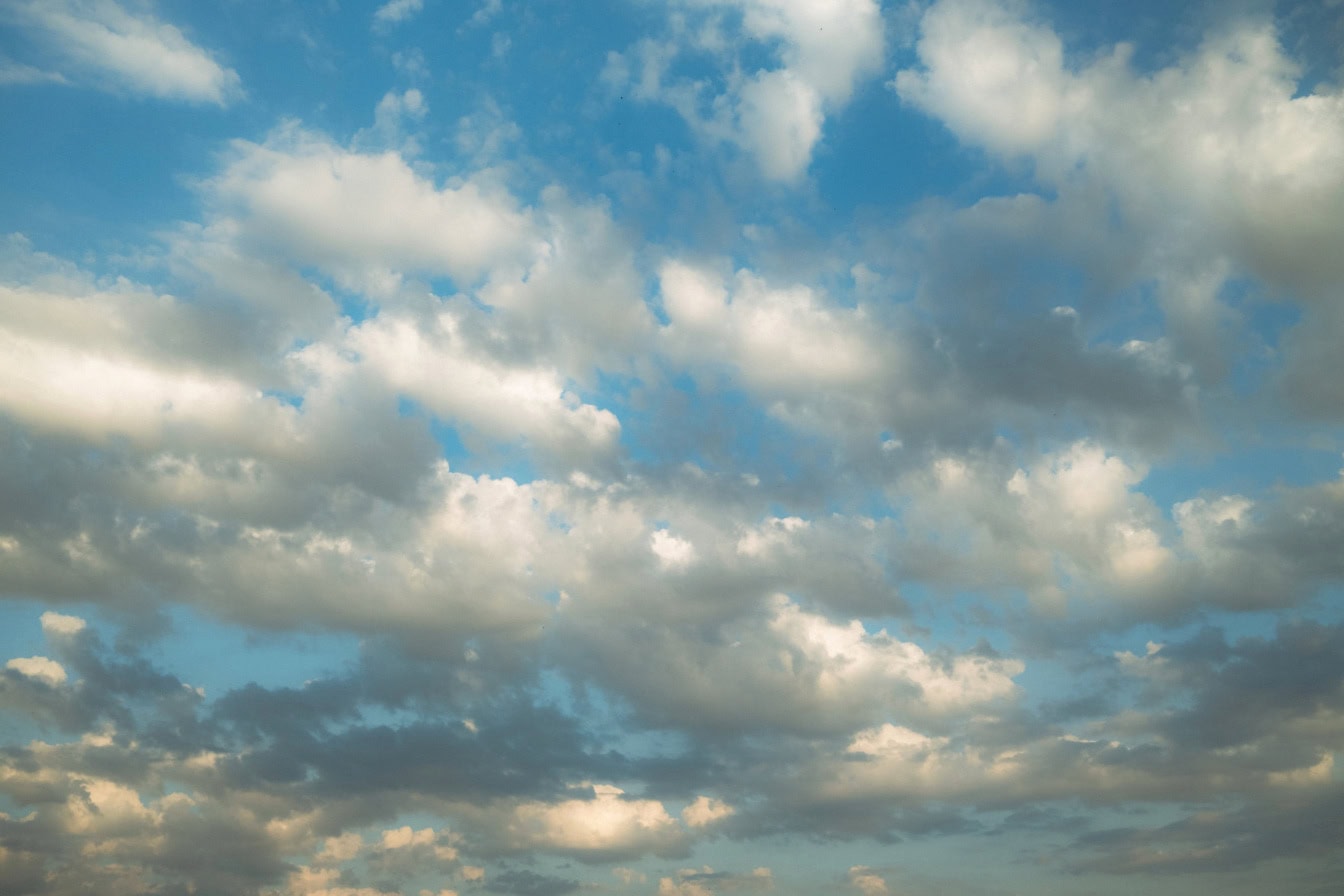 Céu com muitas nuvens claras e escuras sobre Goiás no início da manhã