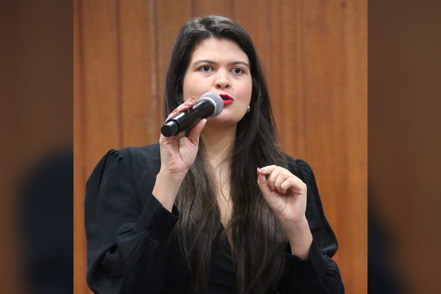 Retrato oficial da vereadora Aava Santiago, do PSB, candidata a deputada federal por Goiás
