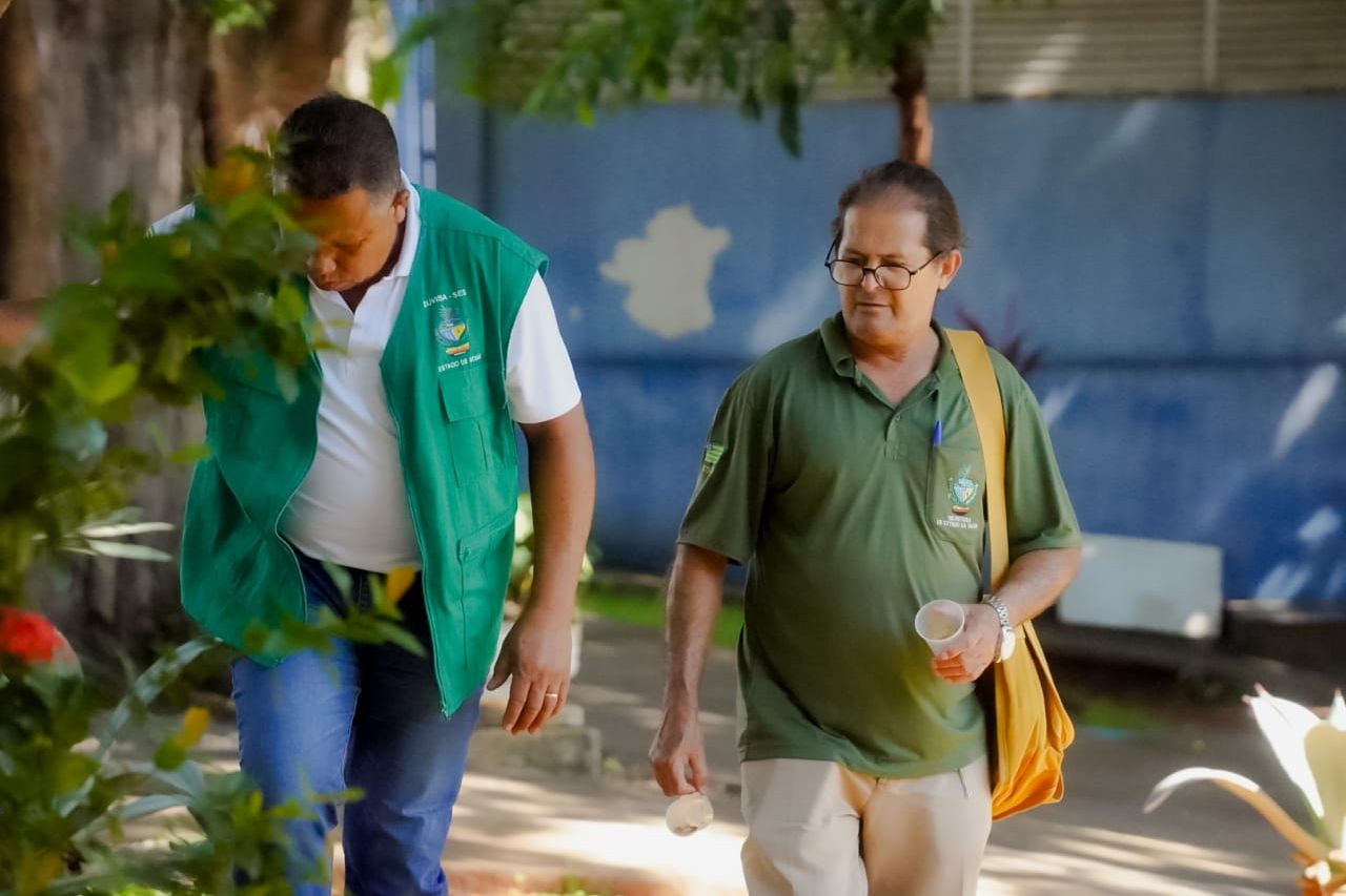 Agente de combate a endemias faz vistoria em residência durante ação contra a dengue em Goiás