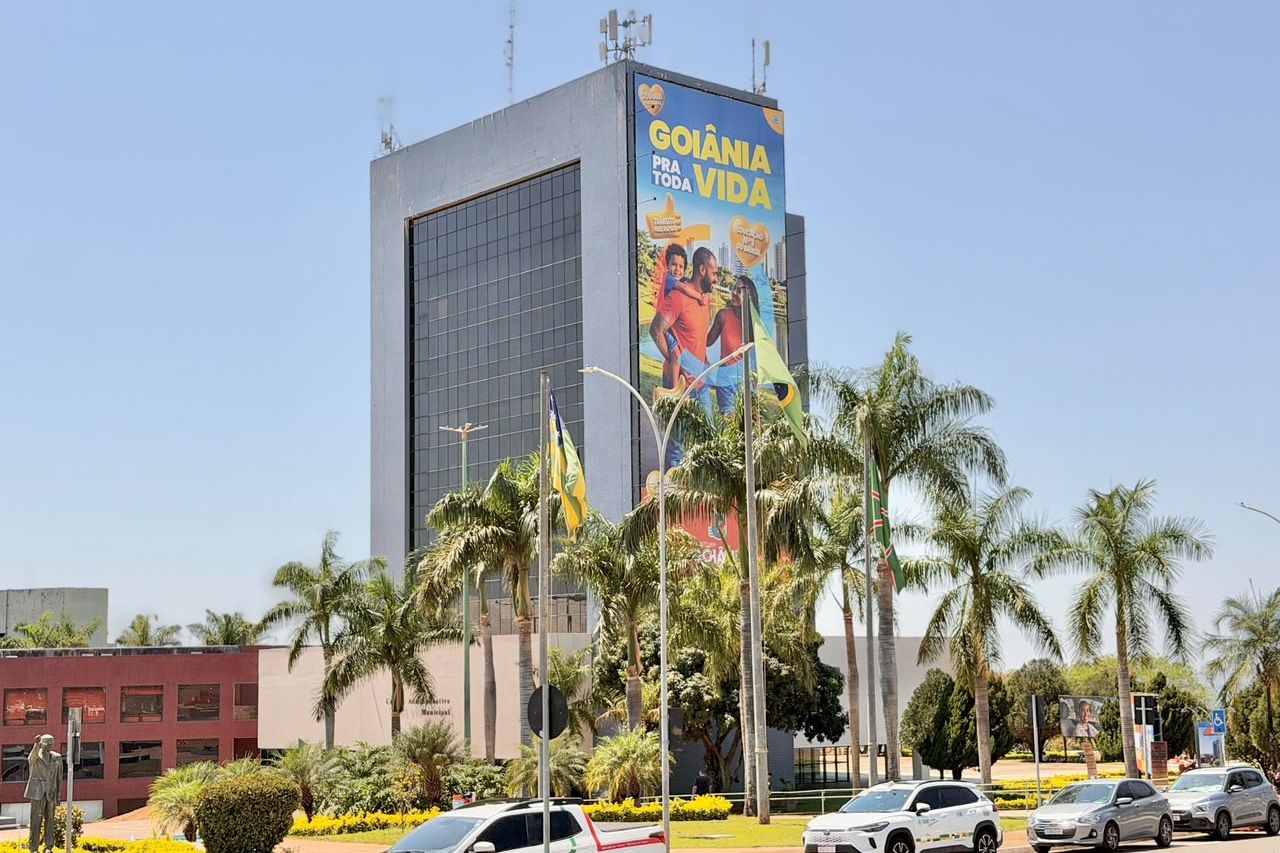 Prédio do Paço Municipal de Goiânia visto da avenida