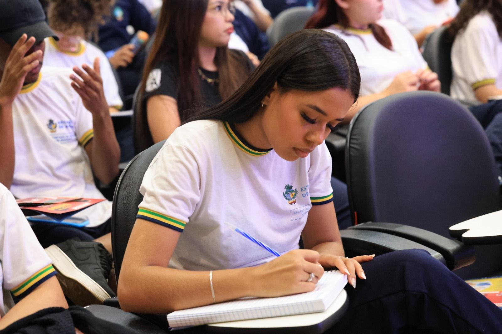 Aluna da rede estadual de Goiás estuda em sala de aula para o Enem