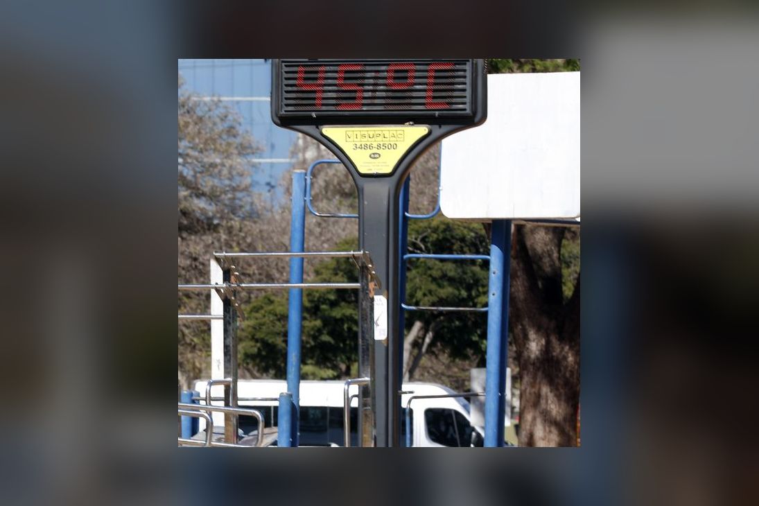 Termômetro de rua marca 45°C em dia de calor intenso