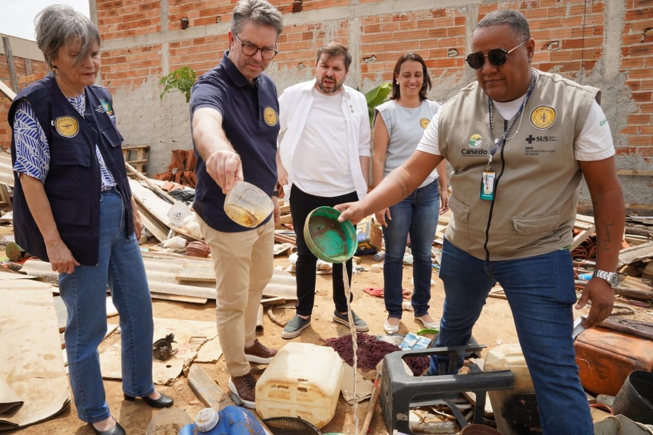 Profissional de saúde instala armadilha para monitoramento do mosquito Aedes aegypti