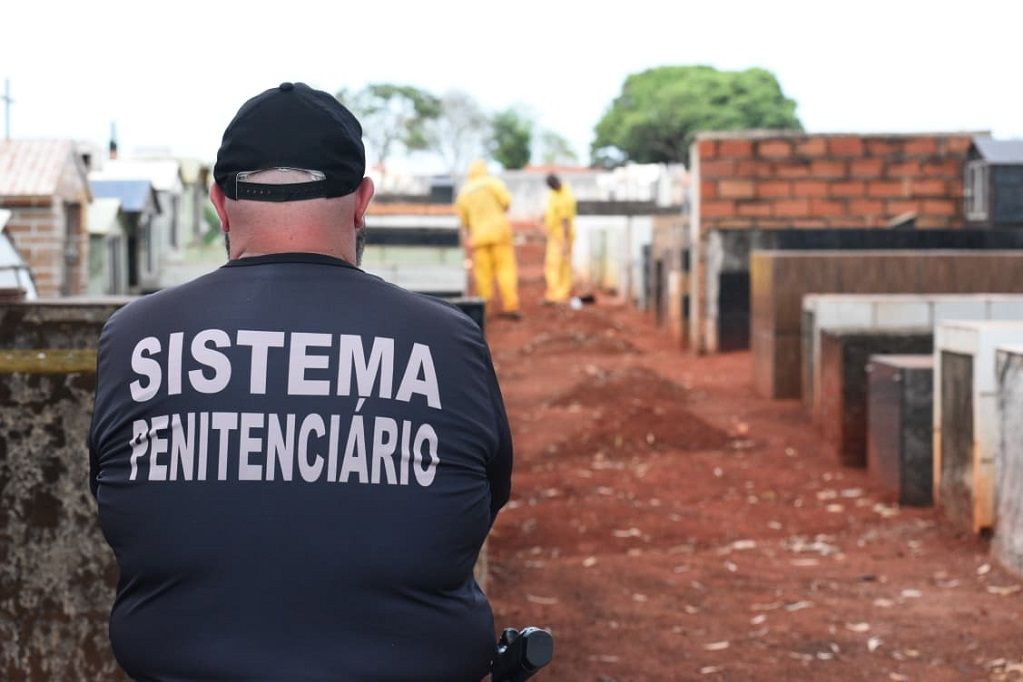 Trabalho de limpeza entre túmulos do cemitério municipal