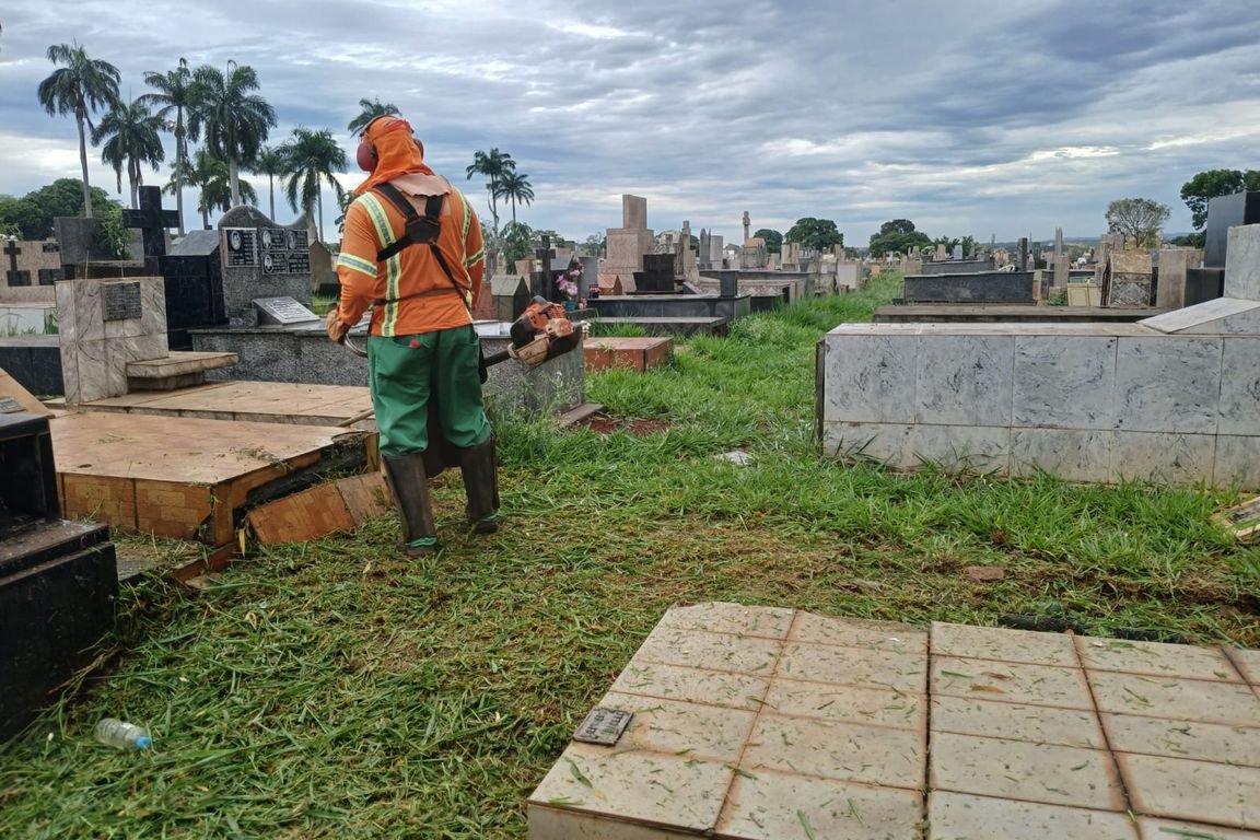 Funcionário da Comurg faz limpeza entre túmulos em cemitério municipal de Goiânia