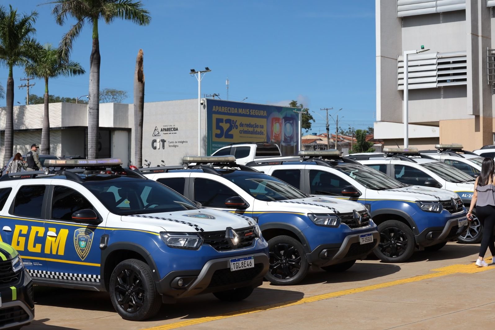 Viaturas da Guarda Civil Metropolitana de Aparecida de Goiânia enfileiradas em frente a prédio público