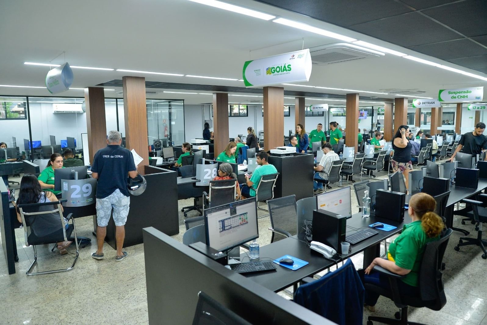 Atendimento em unidade do Vapt Vupt, com cidadãos e atendentes em mesas de trabalho
