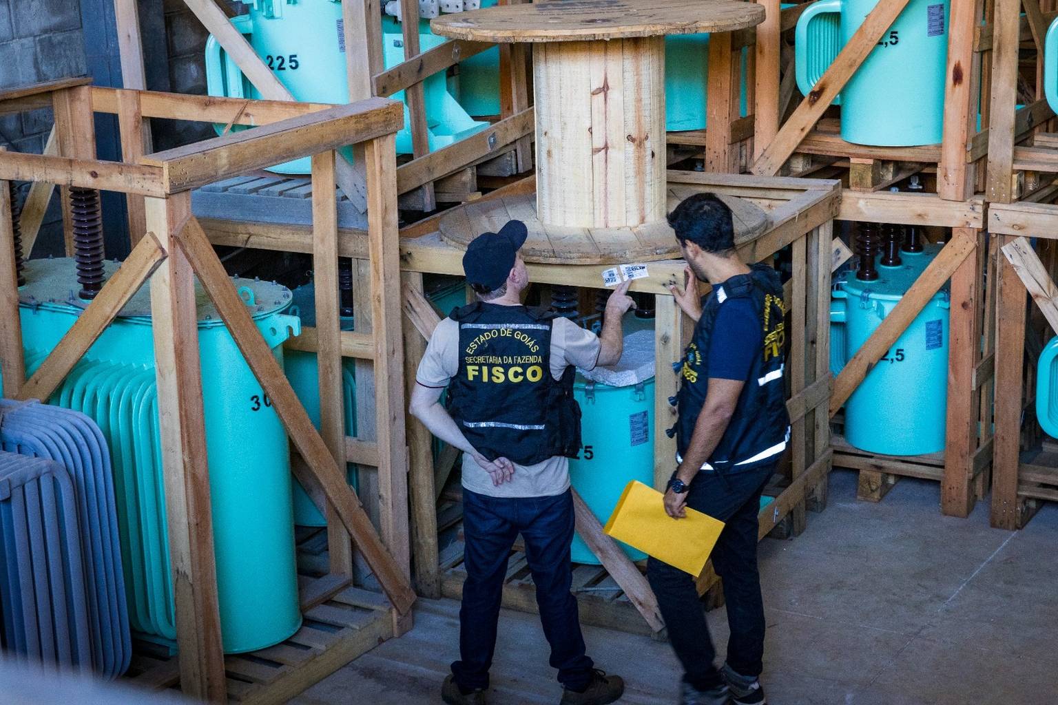 Agentes da Receita Estadual de Goiás durante fiscalização em depósito de botijões de gás