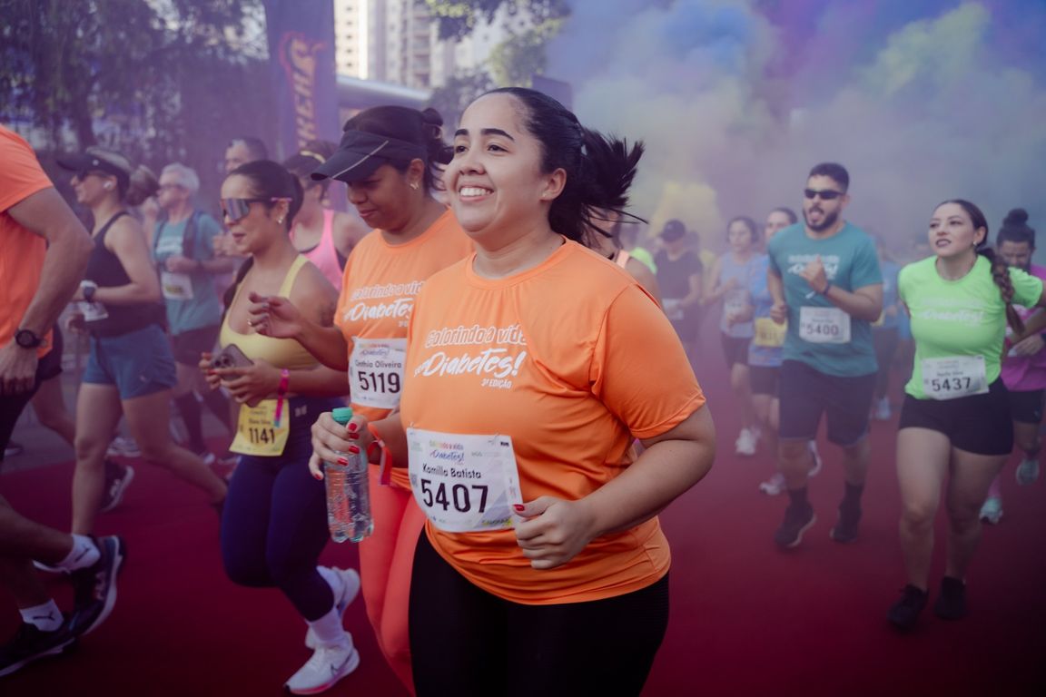 Participantes correm em edição anterior da Corrida Colorindo a Vida sem Diabetes