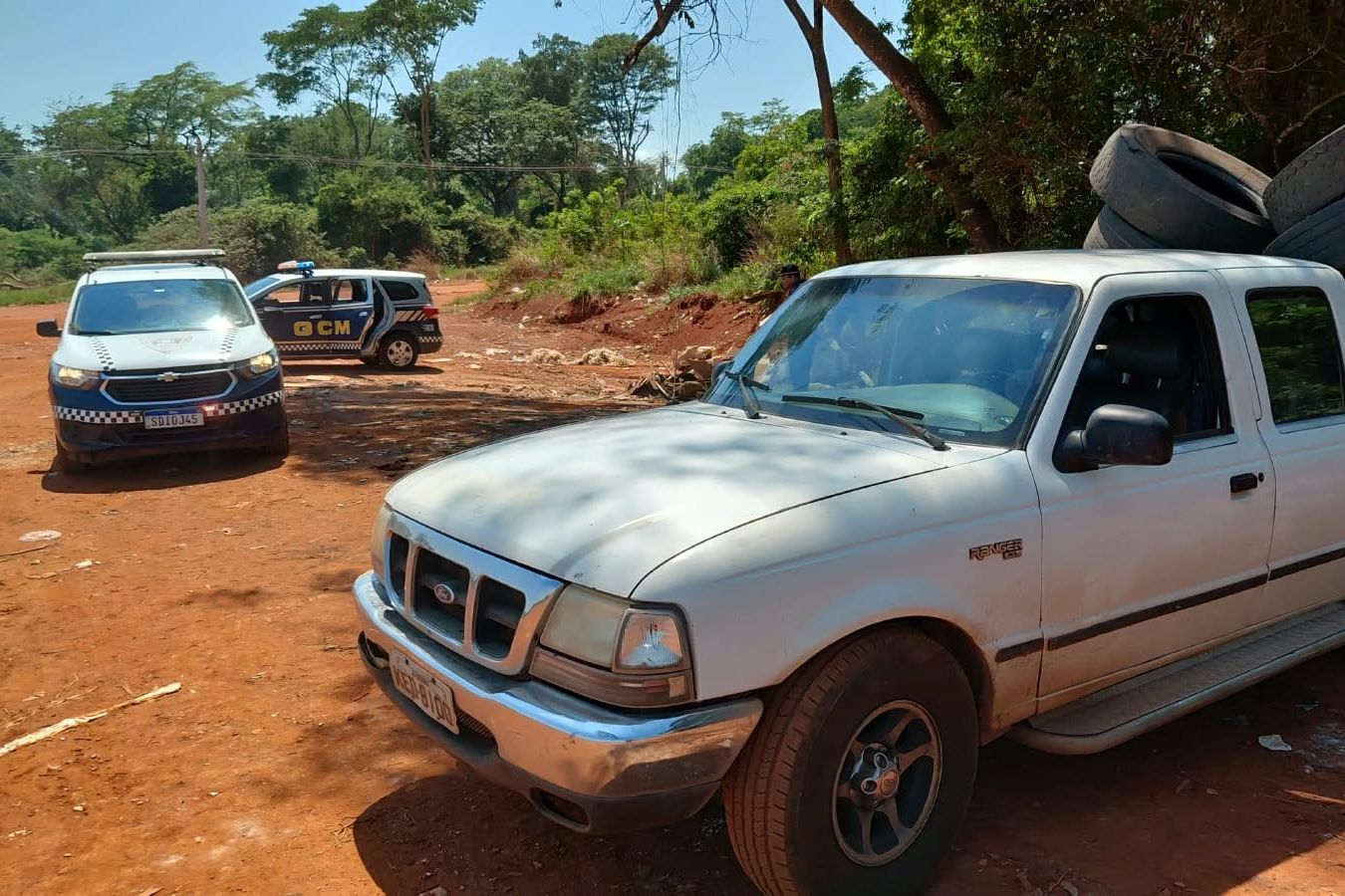 Caminhonete carregada de pneus abordada por viatura em terreno na região Noroeste de Goiânia