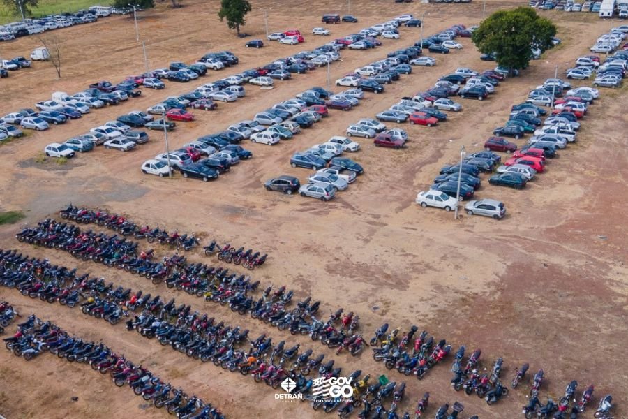 Vista aérea de pátio do Detran-GO com carros e motocicletas recolhidos