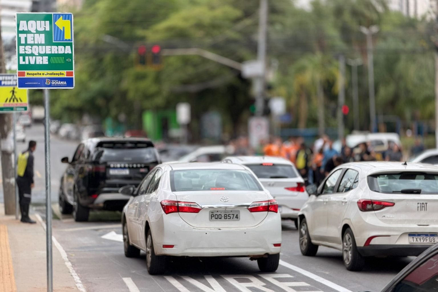 Cruzamento das avenidas T-3 e T-10, no Setor Bueno, onde a Prefeitura de Goiânia implantou a primeira esquerda livre da capital